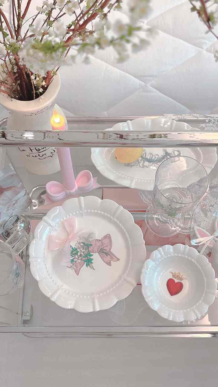 私の愛イメージャーコード🎀
トゥアエモア1期サポーターに会い、私の心をすべて持って行った後、再び3期サポーターになって感激の再会をしました。
1期はグラス中心の製品だったのに秋、冬シーズンのセラミック製品が発売され、トゥアエトモアだけのラブリーな少女感性がより美しく表現されたようです。
2気分オーナメントを見て内心羨ましかったのにセンスあふれるウサギオーナメントまで一緒に過ごしてくれてとても幸せだったんです～ イメージジャーコードは愛です
私は時々風邪をひくことで数日の患者モードでしたが、愛らしいトゥアエトモアピンクボックスのおかげで痛みも癒されていると思います。
@imagerycode_official
@imagerycode_style

#imagerycode #toietmoi #이미저리코드 #뚜아엣모아 #이환희작가 #러블리 #소녀감성 #리본코어 #발레코어 #취향저격 #프렌치무드 #프렌치스타일 #프렌치인테리어 #화이트인테리어 #소품인테리어 #홈스타일링 #온더테이블 #테이블웨어 #테이블스타일링 #frenchstyle #frenchinteriors