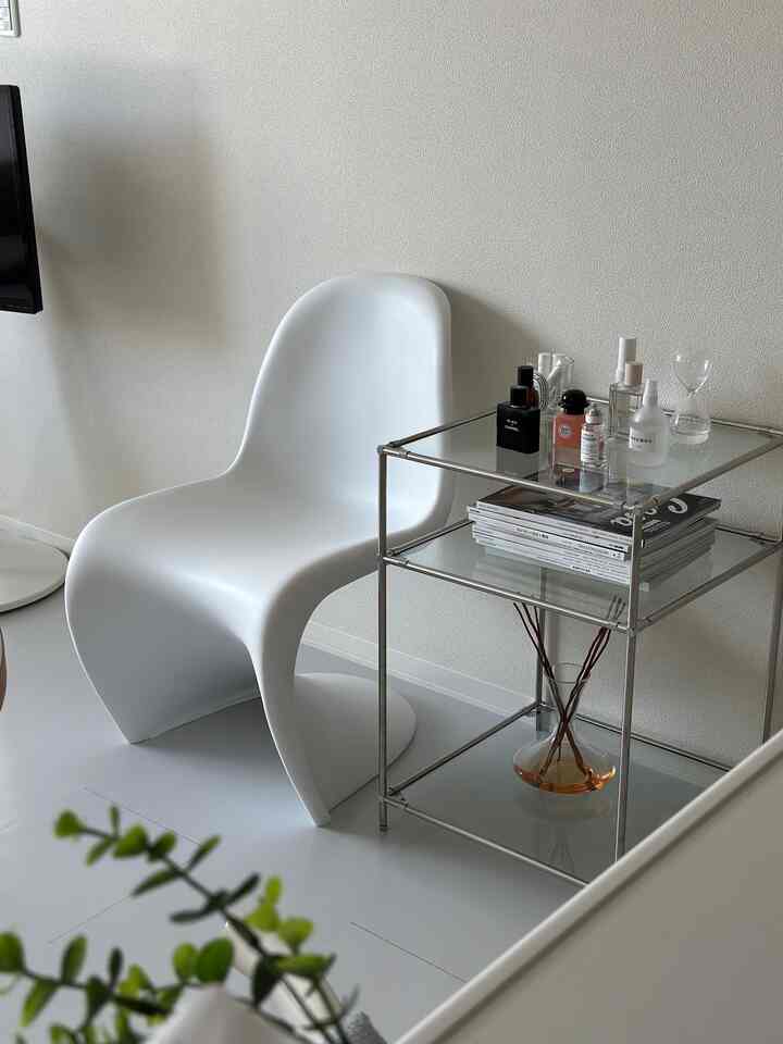 パントンチェア意外と体にフィットして嫌いじゃない(リプロダクトですが、、)
#パントンチェア #ホワイト家具 #ホワイト北欧インテリア #ホワイトインテリア 