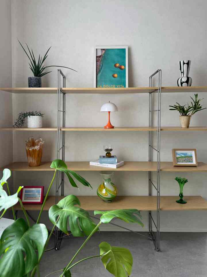 飾り棚はたまに絵や、花瓶を変えて楽しんでいます。

#飾り棚 #リビング #リビング雑貨 #リビングインテリア 