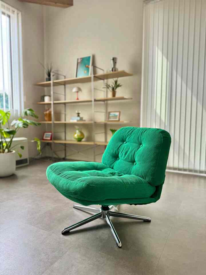 お気に入りのIKEAの緑ソファー🟢
我が家のリビングでは差し色になっていてすごく可愛いです。座り心地も良くて、買って良かった☺️🌼

#リビング #リビングソファー #リビングインテリア 