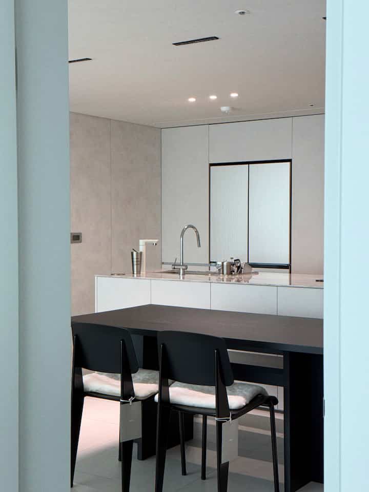 明日ある家々を言い訳に見えない所の隅々まで大掃除しました！おかげでキラキラきれいになった家🎀🫶🏻

そして3月からは今日の家メイトハウス1期として活動することになりました✨
ホームスターを始めて初めてのサポーターだから頑張ってみよう

私たちはカップルライフで結ばれたグループです。
甘い新婚8人集まったチームでハニーエイト(Honey eight) #주말에뭐하집 #하우스메이트 #집꾸미기 #오늘의집 #roomtour #interiordesign #interiorstyle #cozyhome #blackinterior #whiteinterior
