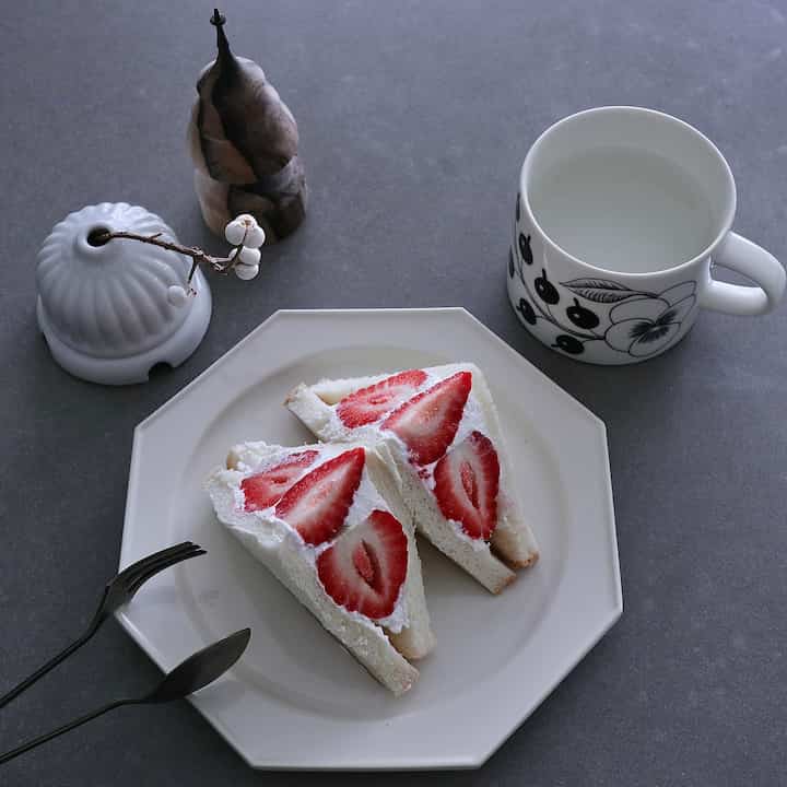 ふるさと納税の いちごが届いたので、
はじめて いちごサンドを作りました🍓

#いちごサンド
#いちごサンドイッチ
#フルーツサンド
#ふるさと納税
#返礼品 
#いちご 
#苺 
#あまおう 
#日々の暮らし
#暮らしを楽しむ 
#暮らしの記録 
#すきなものに囲まれて暮らしたい 
#好きなものに囲まれた暮らし 
#うつわのある暮らし 
#うつわ好き
#うつわ好きと繋がりたい 
#石川隆児 
#村上大介
#樫原ヒロ 
#北山栄太
#ミックスインテリア
#アンティークのある暮らし
#古いものがある暮らし 
#古道具のある暮らし 
#インテリア好き 
#暮らしの道具 
#モノトーン雑貨
#マンション暮らし 
#マンションインテリア
#eosm100 