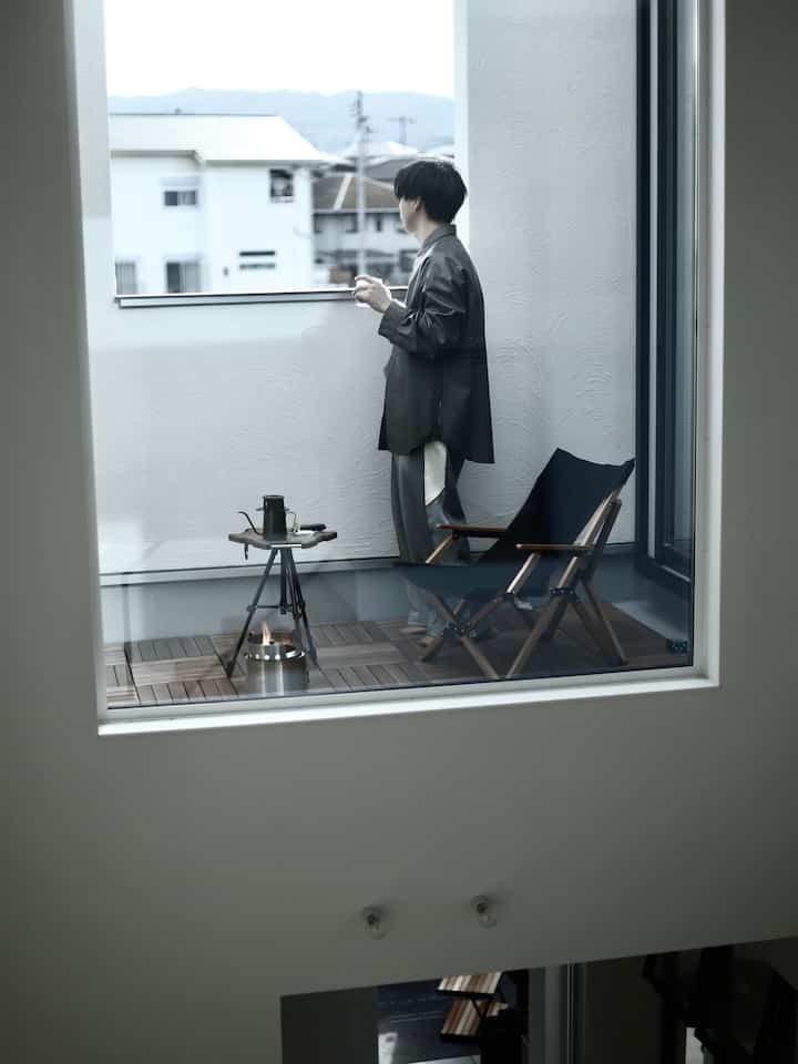 バルコニーでしっぽりコーヒータイム。
お届け物かな？と外を眺めたり。

#まったり
#バルコニー
#アウトドアリビング