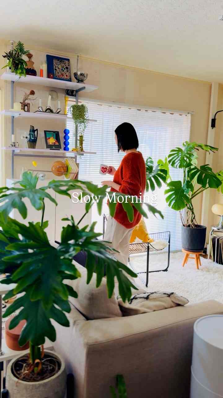 Here's the Instagram reel 💁🏻‍♀️
(I'm waiting for you to follow me on Instagram too 🥺🤍)

1 hour of free time before working from home ⏳
I tend to do a lot of things, but sometimes I don't have to try too hard 🪴

Recently, I've been drinking elderflower syrup mixed with hot water to prevent colds 🌼
I'm reading a short essay 📚

Why are the videos on Instagram and Ohouse so dark? 🥲Please watch them with the brightness set to MAX 🪴
#Living room #リビングインテリア #リビング本棚 #リビング小物 #リビング植物 #インテリア #インテリア小物 #ブックエンド Display rack #おうち時間 #暮らし #観葉植物 

