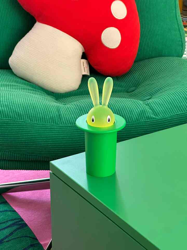 #広告

  ALESSI
  MAGIC BUNNY
TOOTHPICK HOLDER

今日の家バイナリーウィークでいつものように好きなブランド
アレッシュマジックバニーつまようじホルダーを選んでみましたが、本当にこんなにかわいいホルダーを見ましたか？ 💚🐰
家にゲストがたくさん来る方なのにいつもつまようじを探すたびにちょっと綺麗なのに取り出せないのかな？といつも考えていましたが🤣
アレッシにこんなにかわいいウィットのつまようじロッカーがありましたよ！
魔術師の帽子の中に隠れているウサギの耳を持って上げるとつまようじが出ます！ 🐰🐰🐰本当に可愛すぎる？？🫶🏻💚
色もとても爽やかで本当に実物見ればこんなに可愛いのかな？
お願いします🤣💚🐰🫶🏻👏🐸

家のあちこちどこに置いても可愛すぎて見るたびに笑いが出ましたよ🐸^____^
収納状やトロリーのダイニングテーブルとテーブルの上にただ無心にトゥックアップしておくだけでもオブジェのようにとても可愛くて気持ち良くなるホルダーなので本当にとても気に入ったんですよ💚
家が贈り物や私のための家を飾る贈り物としてもお勧めです🎁💝

今日の家バイナリショップ最大のイベントであるバイナリウィークイベントが14日間行われ、毎日オープンする超特価製品と今浮上するハイエンドブランド製品を割引価格でお会いできます！ 🙂
今日の家最大のイベントであるバイナリーウィークイベントが3/17（月）～3/30（日）まで進行し、デザイナーブランドとプレミアムブランド製品を特典として購入できる良い機会に、普段目を見ていた製品を見てみてはいいと思います。
アレシドもバイナリウィークに参加するので、きれいな商品を見てみてください。

#今日の家 #バイナリーショップ #バイナリーウィーク #インテリア #binaryshop #binaryweek #アレッシ #alessi #magicbunny #toothpickholder #家の装飾 #カラーインテリア #家のギフト