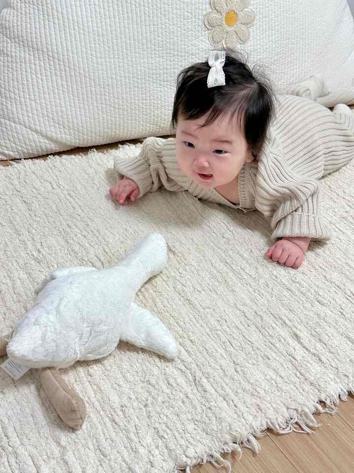 #오늘의집에서샀어 #육아일상

6ヶ月になった私たちの赤ちゃんの愛着人形は、ブランガトのアヒル人形！
ベビールームフォトゾーンをそろそろ作ろう 
あれこれを見ながら片方から驚いてセッティングしてくれたのに..

ねじれながら、アヒルの人形に近づいてください。 
遊んでいる姿がどれほど可愛かったのか

私たちの赤ちゃん愛着人形はブランガト！

#ブランガト #오리인형 #애착인형 #출산선물 #돌선물 
#百日プレゼント #국민육아템 #duck #plush #blancgateau