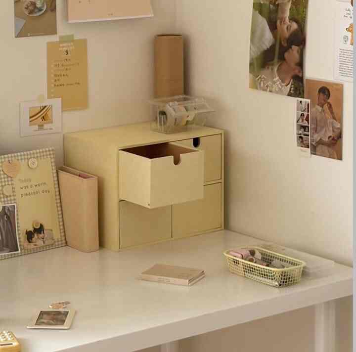 柔らかなバターイエローの色調が印象的なワンルームのデスク空間、ミニ収納棚とシンプルな雰囲気のインテリア