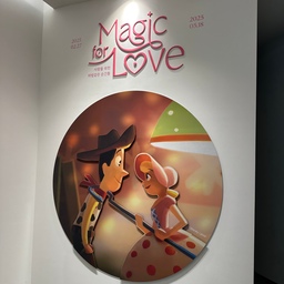 Magic for LOVE🩷
아이와 처음으로 전시회를 가봤어요🤗
픽사에서 전시하고 있는 ‘Magic for Love’!!
작년부터 디즈니, 픽사 영회를 주말마다 한편씩 보여주다보니 아이가 알고 있는 캐릭터들이 있어서 즐겁게 다녀왔어요😆
역시나 제일 좋아하던 곳은 영상나오는 곳🤣
#아이와가볼만한곳 #아이있는집 #맞팔 #전시회 