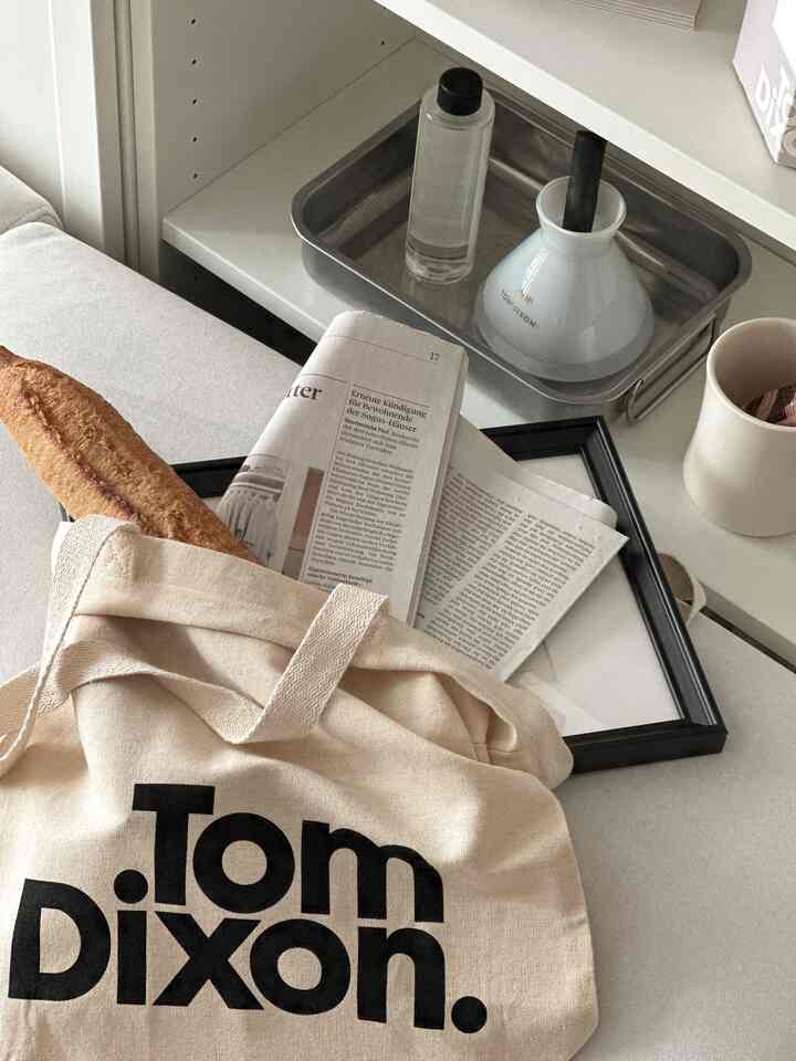 ＃広告| TomDixon Brand Launching Event🥂

今回のローンチイベントでは！いつも写真だけで見た製品とトムディクソン様を直接お会いして話を聞くことができる本当に貴重な時間でした🙏🏻

「他人がしない道、夢を見る人」トムディクソン様が言ってくださった 
哲学とともに製品を見ると、製品一つ一つがとても特別に感じられました！意味のない話ではなく、人生のインスピレーションもまさにたくさん受けてきました。

トムディクソンブランドは、シンプルなデザインをブランドを超えて金属、木、プラスチック、など 
古物のような様々な材料で作った製品のストーリー一つ一つ 
本当に楽しかったです！

彼の照明はそのような素材の本質的な特性と質感を生かします
ラグジュアリーデザインブランドのトムディックスに仕上がりました。

これで特別講演が終わり、76階での素敵な夕食とラッキードローイベントまで一緒に立ち上げイベントの仕上げが上手にやってきました🖤

照明以外にも家具やアクセサリーまであるトムディクソン 
私たちの今日の家のバイナリショップで様々に会いましょう🤍

🏷️@binaryshop_official 
🏷️@tomdixonstudio
🏷️@todayhouse 

＃今日の家＃バイナリーショップ＃トムディクソン＃ランチ＃インテリア＃照明＃海外照明＃リビング＃binaryshop＃tomdixon＃家の装飾＃リビングライト＃照明おすすめ＃昏睡＃新婚＃コンスープ記録＃かわいいテム 
