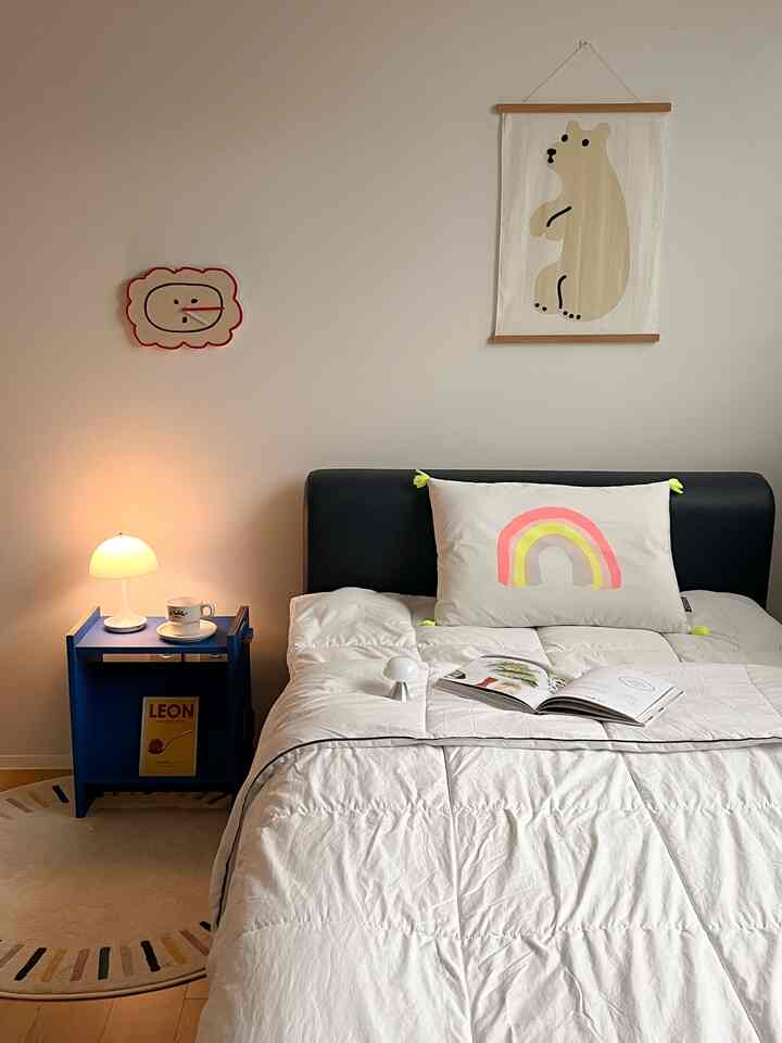 #광고

Tuk next to the bed ✨

Have you heard of paper furniture?!

Paper + furniture? I was so curious about what it would feel like.

I came across the book stand from DIY furniture brand tuuk! that has natural materials & natural colors,
and solid durability.

Just like its name suggests, it was assembled with a tap of the hand👍🏻
It was really easy to assemble.

It's sturdy and durable, so I think it'll last a long time. Isn't the blue color that's the point so pretty💙

🏠Today's House Binary Shop's biggest event, 'Binary Week', will be held for 14 days from March 17th to 30th. I'm so excited to see the one-day super special deals that open every day and the products of rising high-end brands at sale prices.☺️

+ You can also meet Tuk at Binary Week.

#Today's house #바이너리샵 #바이너리위크 #인테리어 #binaryweek #binaryshop #tuuk
