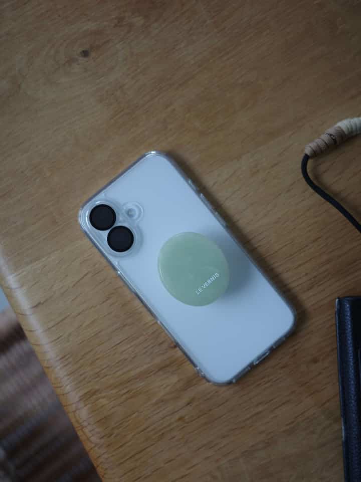 ＿＿＿＿＿＿＿＿＿＿＿＿

I've avoided clips until now, but I never thought they'd be so useful. A beautiful greenish white natural stone.

#SmartphoneGrip #iPhone #スマホアクセサリー