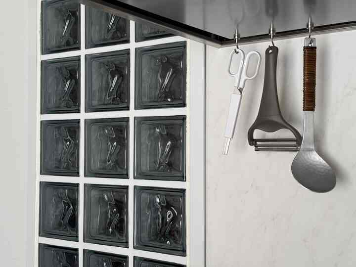 Pintunya direnovasi menjadi dinding.

Ruang ganti menjadi gelap...
Sebagiannya terbuat dari balok kaca untuk memasukkan cahaya.


#Dapur
#Perabotan dapur
#Dinding dapur
#Aksesoris dapur
#Blok kaca
#dapur
#objetdapur
#blok kaca