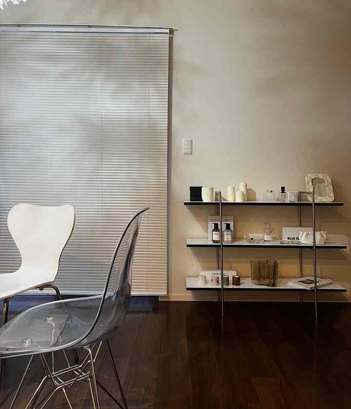 雨の日☔
照明の花が影になる、それもまた良い

#リビングインテリア #ブラインドおすすめ #3段棚 #シェルフ 