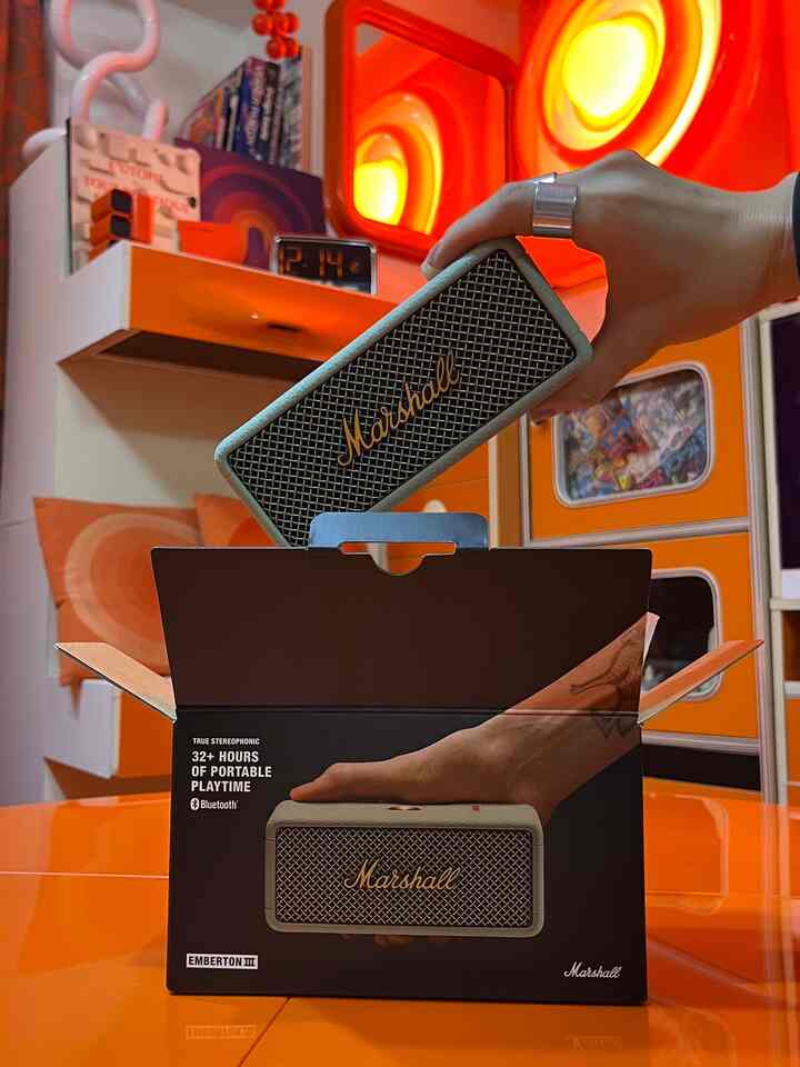 We received a limited edition color of the recently released Marshall Embertonill!

It's a great portable and waterproof speaker, and the sound quality has the softness that is unique to Marshall amps!

It's very useful for playing background music while working!

@marshallheadphones

・
・
・

#embertonill
#marshall
#vitra
#vernerpanton
#orange
#midcentury
#midcenturymodern
#midcentury
#spaceage
#Showaretro
#Showa
#interior
#roomdecor
#retropop
#diy