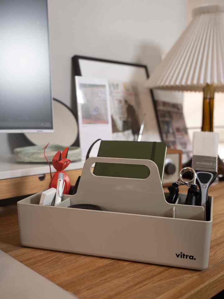 Vitraのツールボックスを購入！限定サンドグレー。
サンドグレーは、白のモノも黒のモノも、ほどよく圧を感じず、いいかんじに収納できるんです。
#toolbox #vitra