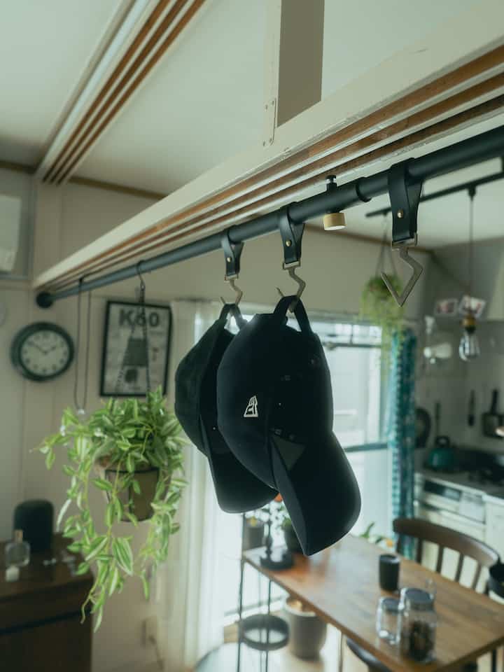 Draw a line様よりtension rod proをご提供いただきました。
Instagramで詳細は記載したので、こちらは使用して良かった点、悪かった点をご紹介します。

まず、良かった点は空間を"仕切りすぎずに間仕切りができる"ことです。

写真の設置場所はもともと襖があった部分。

襖を取り払って開放的な空間として使用していますが、ちょっとものたりないな🤔と感じていました。

木材を使ってDIYでパーテーションを作ることも考えましたが、退去時に使用目的が無くなることや、圧迫感が出るなどのデメリットを考えて辞めていました。

しかし、tension rod proのおかげで、空間を仕切りすぎることなく、装飾品や収納に困っていた帽子をインテリアアイテムとして飾ることが出来たりと、個人的にすごくお気に入りのアイテムです☺️

最大全長は3mと非常に長く、3mまで伸ばしても最大耐荷重は5kgと結構重たい物でも安心して吊るすことが出来ます。

商品はさすがDraw a lineシリーズといったところで、粉体塗装のマットな質感。

ゴールドの金具がアクセントになっていてめちゃくちゃかっこいいです。

・デメリット

パーツが非常に少ないことです。

例えば他のシリーズは縦配置が通常なので、S字フック、小物入れなどの拡張機能がほとんど使えない点がデメリットだと感じました。

恐らく今後パーツが増えてくるのでは🤔？と思っているのですが、現状は他のメーカーの物を使用しています。

やっぱり本家のパーツがめちゃくちゃかっこよくて気に入っているので、パーツを増やしてほしいな。と個人的には思いました。

総合的にはかなり大満足でした！

"ありそうでない"が叶った素晴らしいプロダクトだと思います！

観葉植物を育てている方にもかなりおすすめです！
#インテリア #インテリア小物 #団地暮らし #団地 
#突っ張り棒 #突っ張り棚・突っ張りラック 
#暮らしのノウハウ 

