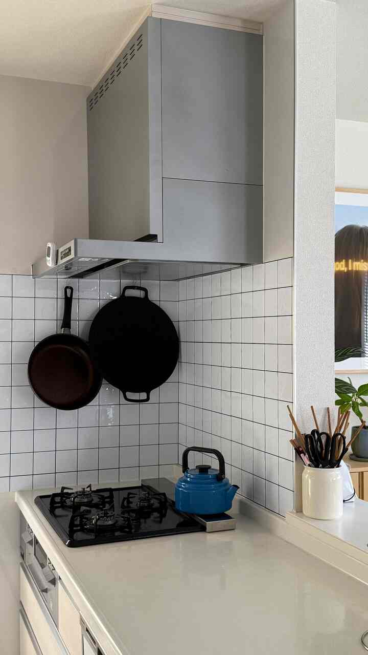 タイル風シールが中途半端だったのでキリのいいとこまで増やしました。比べてみると違いが一目瞭然。やはり何もないより格子柄があるだけで垢抜けて見えるのでやって良かった。簡単なDIYだし、おすすめ！野田琺瑯のやかんは色合いも可愛いし、汚れも落としやすくてお気に入り。
#キッチン #タイル風シール #リメイクシート 