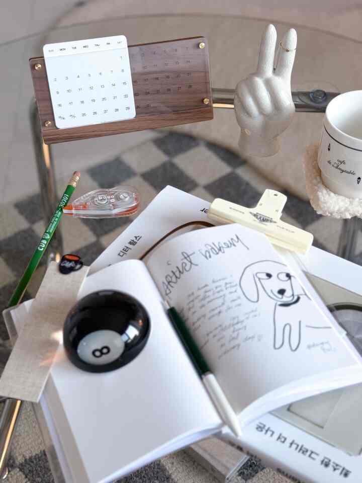 お気に入りの万年カレンダー📅🤍
木製で経年変化が楽しめるみたいでこれからどんな風に味が出てくるのか楽しみ😊

#万年カレンダー　#韓国インテリア