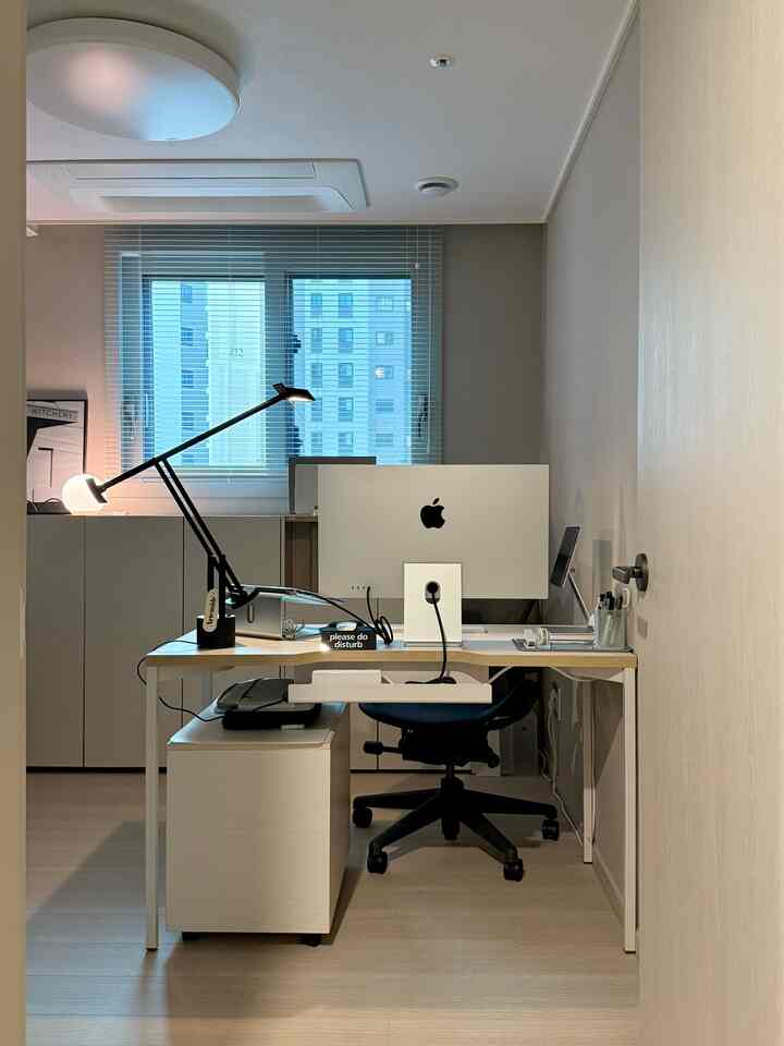 私の家のコンピュータルーム💻

2つの机があり、訪問を開くとすぐに見えます
#アップルスタジオディスプレイ
やっぱりデザインがなんとなく可愛いです:)

その隣には＃アルテミデテーブルランプの一つ
＃Tigio 35を使用していますが、思ったよりも照度が低くて
後ろの本棚の上に＃イケア波も照明もあげて
一緒に使用中です！

机の上の雑多なものは小さなステントレイの上に
整理しておけば、さらにスッキリと机を維持できますよ🤍



＃マイデスクテリア＃デスクテリア人ポータブルランプ＃GBH＃無印良品おすすめ 