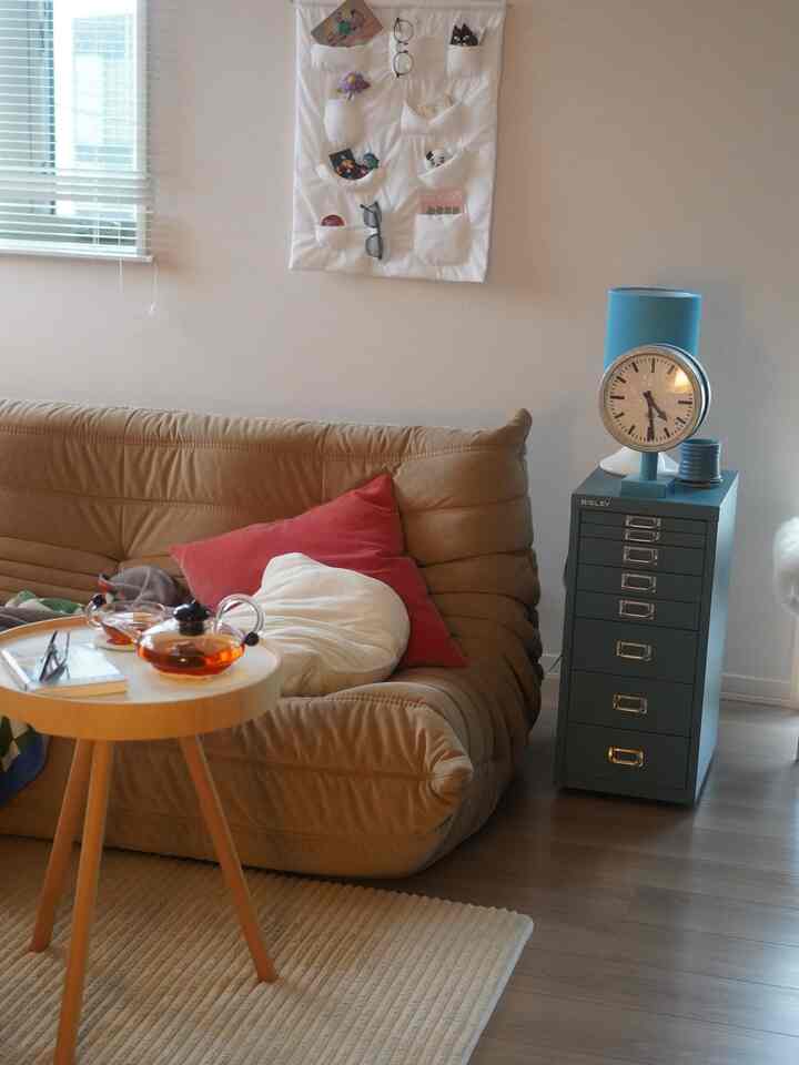 ベージュ調の落ち着いたリビング、ソファとティーセットのあるサイドテーブルが配された雰囲気のあるインテリア