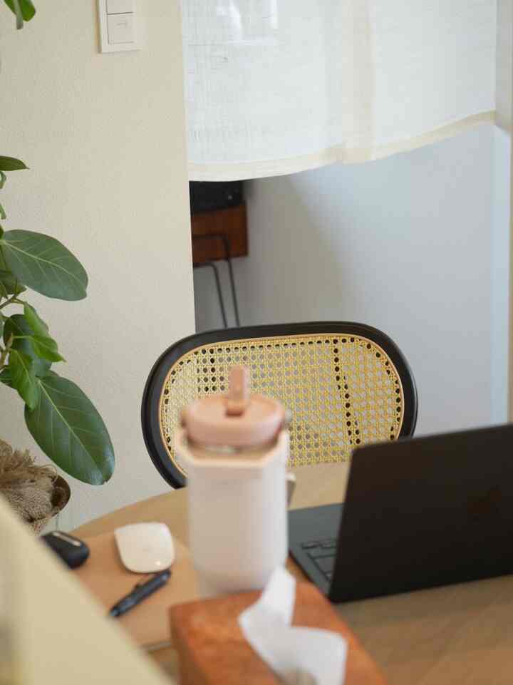 家で仕事する時、ジム用に買ったスタンレーの1L近くまで入るタンブラーに水を入れて、飲んでます。沢山お水飲むぞー！ってゆう意思🙆‍♀️
#STANLEY #おうち時間