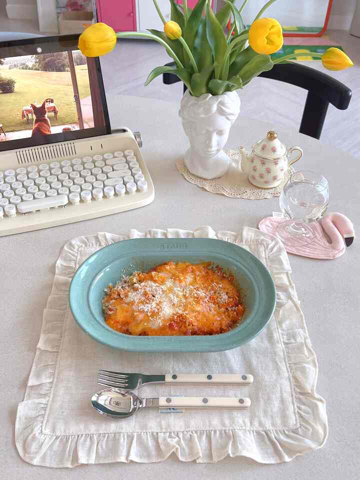 #広告
オーブンと電子レンジの両方に使用可能なフランス本物のハンドメイド方式で作られたスターウブ皿。
セージグリーンカラーのディープディッシュですが、カラー感は本当にきれいではありませんか？
おかげで食卓にも春がやってきた気分ですよ💕
今日はチーズたっぷり入れてリゾット作りましたがこんな深い皿探していたのにスターウブ皿にぴったりですよ!!👩🏻‍🍳

そして皆さん、あのサーブルに入門しました！ 👏🏼꺄
最初のサーブル入門はアイボリーでしたがどうでしょう🤍
パリを盛り込む感覚的なカトラリーという言葉にモダンなカラーとレトロな感性が感じられました。

私のようにいつも興味があった製品があるなら、今日の家のバイナリショップで会いましょう！
3/17(月)～3/30(日)最大のイベントである「バイナリーウィーク」イベントが14日間行われています！ 🛒
スターウブとサーブルはもちろん、今浮上するハイエンドブランド製品もセール街に出会えます！
毎日オープンするワンデー超特価ディルもお見逃しなく！

#今日の家 #バイナリーショップ #バイナリーウィーク #インテリア #binaryweek #binaryshop #スターウブテリア小物 #ホームクック

ツイートをサイトに埋め込む 