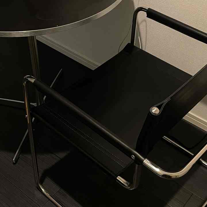 座面が広くてくつろぎやすい椅子…♡

私が求めてた形で座りやすくて、
最近はすぐ布団に行ってたけど
暖かくなってきて椅子でくつろぐ時間も
増えそうだなあ🌱

#くつろぎスペース #無機質 #モノクロ #椅子 #椅子おすすめ #ラウンドテーブル 