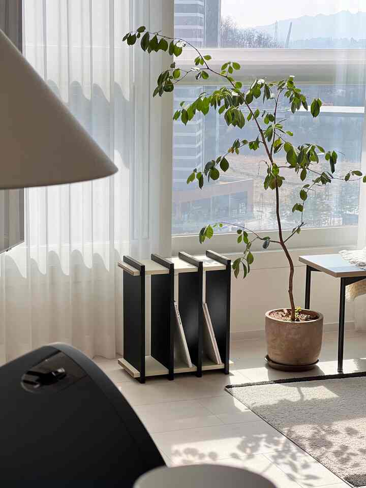 #광고

It's dangerous outside the blanket!
The sunlight is warm, but the wind is cold and the weather is a complete reversal!

In times like this, how about lying down on the sofa
and looking around Today's House #바이너리샵?!🫶🏻

At Binary Shop,
From the hip high-end brands that are trending right now

To the luxury brands that you've been eyeing
You can meet them at super special prices
Because Binary Shop's biggest event, #바이너리위크, is being held for 14 days!

As the name suggests, #tuuk

The hip, edgy, and useful shelf I bought at Binary Shop is uplifting my mood today!
I'm using it very usefully by dragging it around here and there! Shopping healing is the best 🫰🏻
Pretty items that I just put in my shopping cart~
Shall we go and get some good deals?🏃‍♀️

📌3/17~3/30 Binary Week
@binaryshop_official 
.
.
.
.
.
.
.
#BinaryWeek #바이너리샵 #오늘의집 #초특가이벤트 #tuuk #블랙가구 #인테리어 #리빙 #가구브랜드행사 #오늘의집세일 #블랙인테리어 #블랙가구 #거실인테리어