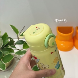 아이랑 텀꾸💛 써모스 텀블러🥤
아이 어린이집 준비물로 잘 열리는 
“써모스 텀블러”를 추천 받았어요! 
텀블러에 스티커 붙여서 꾸밀 수 있게 
같이 들어있더라고요! 
신난 아이와 한참 텀꾸 하고 놀았어요 ㅎㅎ
글자 스티커도 있어서 이름도 예쁘게 붙여주고😊
신나서 들고갔는데 물 잘 마시고 오겠죠?ㅎㅎㅎㅎ
원터치로 잘 열리고, 분리세척도 잘되요!!
초등 아이들도 많이 쓰는 텀블러라고 해서 
오래도록 잘 쓸것 같아요💕 
#콘수프기록 #내돈내산 #오늘의가든 #텀블러 #아이텀블러 #어린이집준비물 #써모스 #텀꾸 #텀블러꾸미기 #스티커 #이니셜 #커스텀 #육아 #육아일상 #육아는템빨 #아기키우는집 #잘산템 #추천템 #노랑 #컬러 #봄맞이 #맞팔