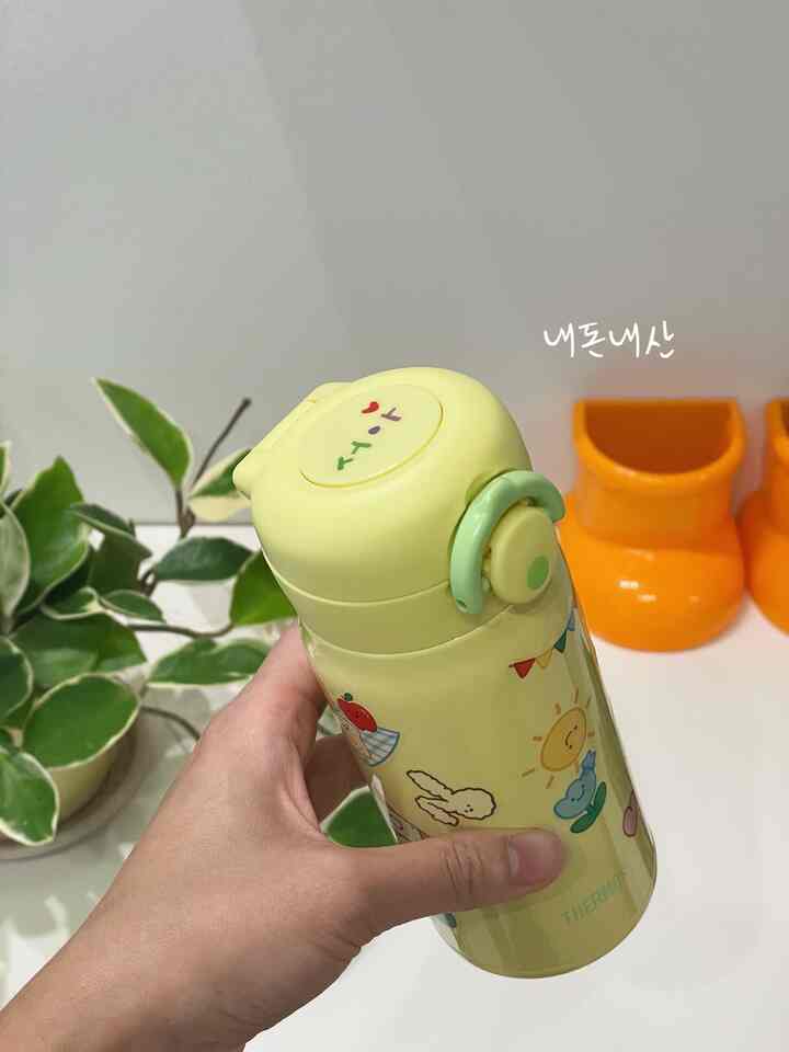 アイアンとタンク💛サーモスタンブラー🥤

子供の子供の家の準備でよく開く 
「サーモスタンブラー」をおすすめいただきました！ 

タンブラーにステッカーを貼って飾ることができるように 
一緒に入っていましたよ！ 

申し訳ありません。
文字ステッカーもあり、名前もきれいに貼ってくれて😊
私はそれを持って行きましたが、水をよく飲んでくるでしょうか？

ワンタッチでしっかり開かれ、分離洗浄も上手です！
小学校の子供たちもたくさん使うタンブラーだから 
長くよく使うと思います💕 

＃コンスープの記録