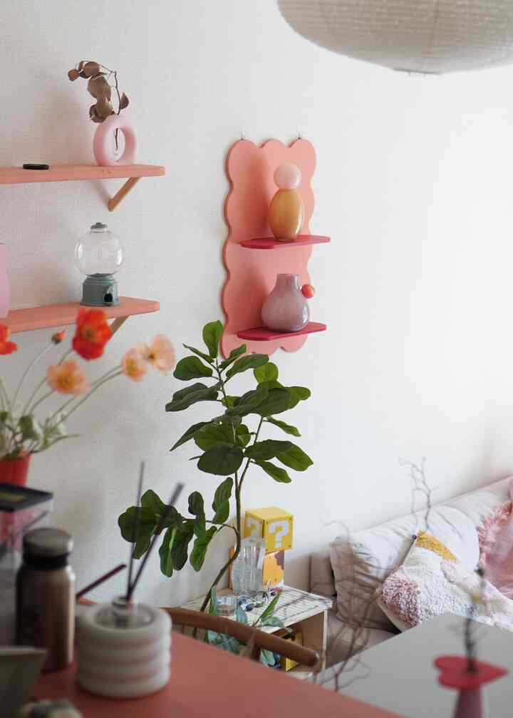 柔らかなピンク色と自然な緑の植物が調和する韓国インテリアのリビング空間