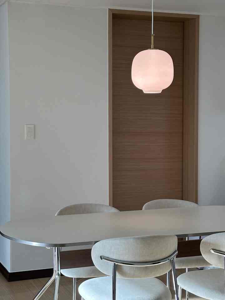 Akhirnya mulai memindahkan perabotan ke rumah baru🫶🏻
Perabotan pertamaku adalah meja makan dan kursi makan. Aku sangat senang karena aku bisa mendekorasinya sesuai dengan suasana yang kuinginkan.🫣🫣
#Interior dapur #주방꾸미기 #식탁 #식탁의자 