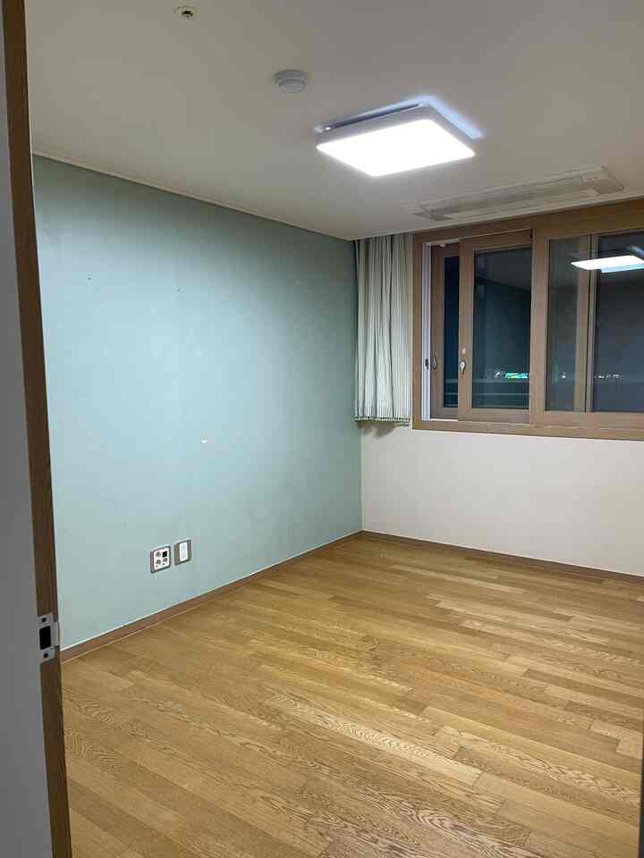 #ビフォアフター

小さな部屋を選んだ理由は
✔️家で太陽が一番よく入って暖かいです。
✔️システムエアコンがあります。
 （大部屋の壁掛けエアコンが2～3年前から状態が❌）
✔️太陽がよく聞こえて、植物を部屋で育てることができます。🌱

✏️ちょっとした壁紙は芽を出し、完全な壁紙を施工しました
✏️サッシモールディングシート紙ホワイトで施工
✏️モップ受け成形シート白で施工

ちゃん

＃セルフインテリア＃シート貼り付け＃壁紙インテリア＃フル壁紙
＃ホームスターグラム＃ホームデコ＃ホームスタイリング＃セルフ建設＃ホームインテリア 
#selfinterior #モールディングシート #home #homedecor
＃メイドアップ＃メイドアップ＃家を飾る＃ナドクリエーター 

