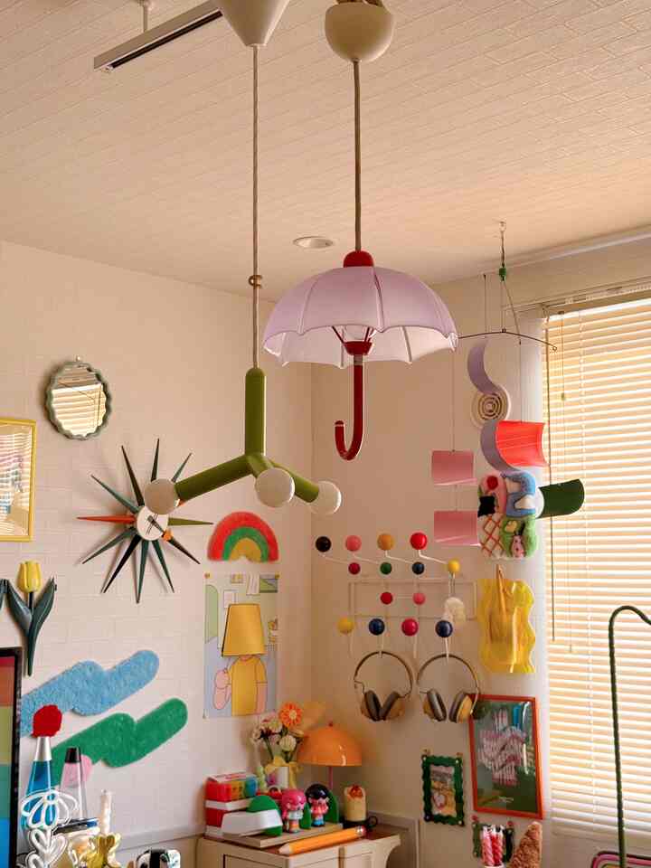 
４年間お世話になったお部屋 🌷

沢山 写真を撮りためてきたので、
新居の片付けが終わるまでは
旧居の写真をアップしていくね 🤳🏻🌼

これは、リビングの照明たち 💡

IDEEのライトとメルカリで見つけた
傘の形をしたレトロなライト 🧬☂️

早く新居にも設置したい 🥺❤️‍🔥


#カラフル #カラフルなインテリア #レトロ #レトロインテリア #ミッドセンチュリー #ミッドセンチュリーモダン #スペースエイジ #照明 #IDEE 