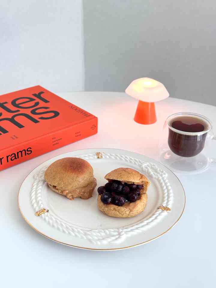 #OhHomeStoRang After purchasing a cute heat-resistant mug, 
To celebrate pouring coffee into a new cup, 
I'm sharing a low-carb brunch☕️

Bake in an air fryer at 180 degrees for 3 minutes

Kitorafood protein low-sugar morning bread
Spread sugar-free peanut butter on one side

and sugar-free strawberry jam on the other side.

Add lots of frozen blueberries

and eat after about 10 minutes
It's even tastier 🤍

It's been cold for a few days, but it'll get warmer by the weekend
Let's wait together ☺️

#CornSoupRecord #Kitchen
#HomeBaking #HomeCafe #HealthyDiet #HealthyMeal #Today'sTable #DietDiet #DietCooking #Today'sScene #PrettyItemsBest #Today'sHome #MutualFollow #BusiestAtHome #HomeStyling #SilverInterior #Communication #DuplexApartment #HomeInstagram #OnlineHousewarming #MateHouse #Soulmate

