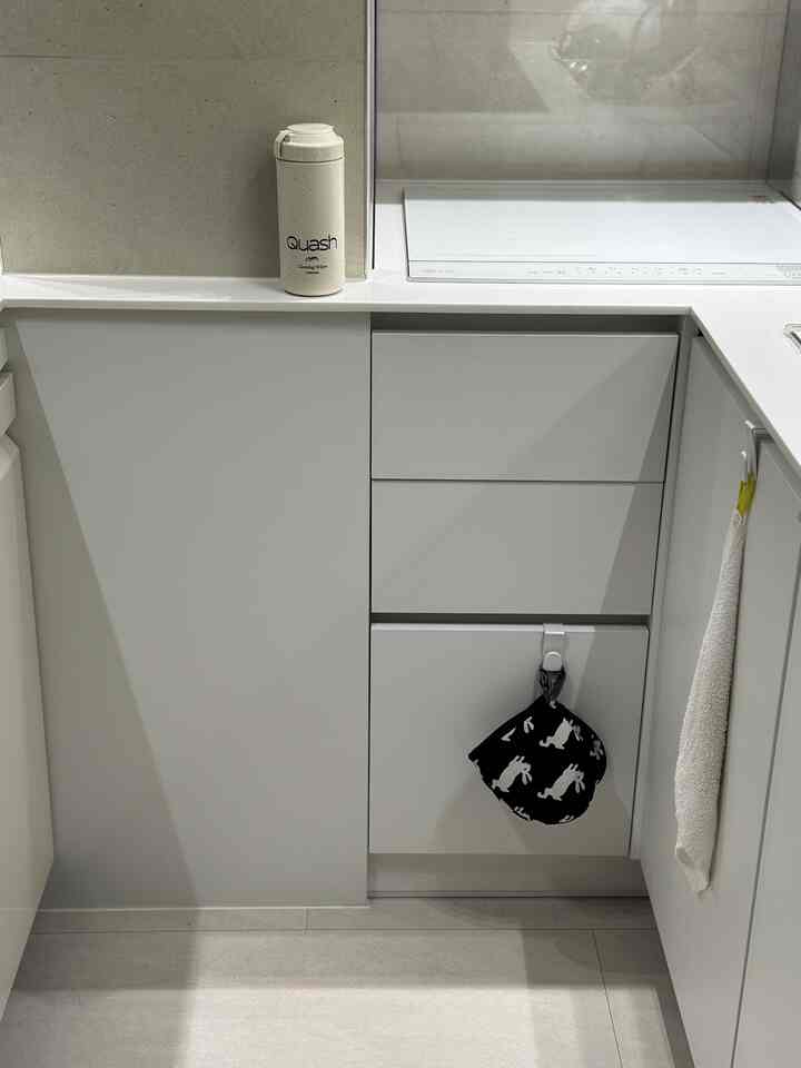 構築アパートを改装した我が家🏠
既存のキッチンが本当に狭かったので、計画するときはとても終わりました🥺

1️⃣カトラリー整理
カトラリーを整理するスペースを必ずしたかったのですが、最初はキッチン施工社長が狭すぎて不可だと言われました。
何度も議論の終わりに得られた空間でとてもよく書いています！

スライドシートが他の家よりも幅がとても狭いシートなので、サイズの合った整理箱を探して探して無人洋品で購入するようになりました:)
用途別にまとめて入れておくと、とても便利でスッキリですよ！

2️⃣下部長整理
流し台の下の下部がほとんど唯一の下部のスペースなので調味料、鍋などをすべてここに入れておかなければなりません。
ダイソーで取っ手付きのクリーンボックスを使用中です！
整理した後、奥深くにあるものを取り出すときも、つまんで取り出せばいいので便利ですよ！

鍋やバッドなどを載せておくために下部シート整理台を使用中ですが、排水管の位置にかかわらず設置できて、まともな物のようです！

＃狭いキッチンの整理ジ＃ダイソーおすすめテム＃ダイソー収納テム 