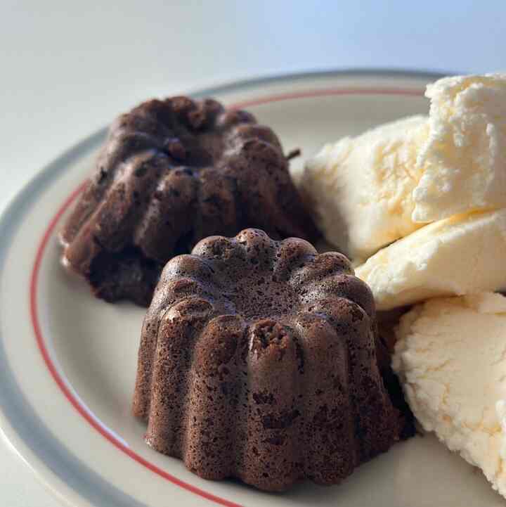 ヤメで作ったフォンダンオショコーラ🍨の後ろに崩れたのは秘密🤫

 モドニーからマグカップで拾ってきた器の一つであるカーネス...
何でも厚くて丈夫なのが最高というコスパ雨マインドにとらわれていて 
先ほど弱い…やったけど思ったよりよく頑張ってよく使ってる器の一つ！


＃デザート＃ホームカフェ＃ベーキング＃ホームカフェインテリア＃デザートグラム＃ホームカフェスターグラム＃カフェ感性＃カフェスターグラム＃ベーキングスターグラム＃デザートグルメ

