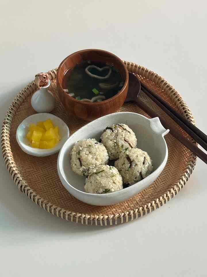 Dallae Tofu Rice Ball Set

I've been eating a lot of spring vegetable dishes lately, so I also

bought dalae and made rice balls with tofu shiokonbu

Two tablespoons of sliced dalae, 100g of tofu, one bowl of rice, 5g of shiokonbu
Add sesame oil and sesame seeds, mix, and make round balls.
I'll upload a recipe video next time.

I think it looks prettier if you put it on a tray when you prepare a meal for one person.
I bought 3 of them in different sizes from Ojip, and I use them often. They go especially well with Korean food. ❤️
The price wasn't expensive, so I bought several without any burden ㅎㅎ

It's snowing in March, what a weather ㅜㅠ
Dress warmly and be careful not to catch a cold.

#Bought at Today's House #메이트하우스 #콘수프기록

#Made in Korea #싱글코드 #메이트하우스1기 #플레이팅

#Plating Idea #집에서제일바빠 #혼자서도잘먹어요 #혼밥 #혼밥트레이 #우드트레이
#Follow back #집밥 #달래두부주먹밥 #주먹밥 #홈쿡레시피