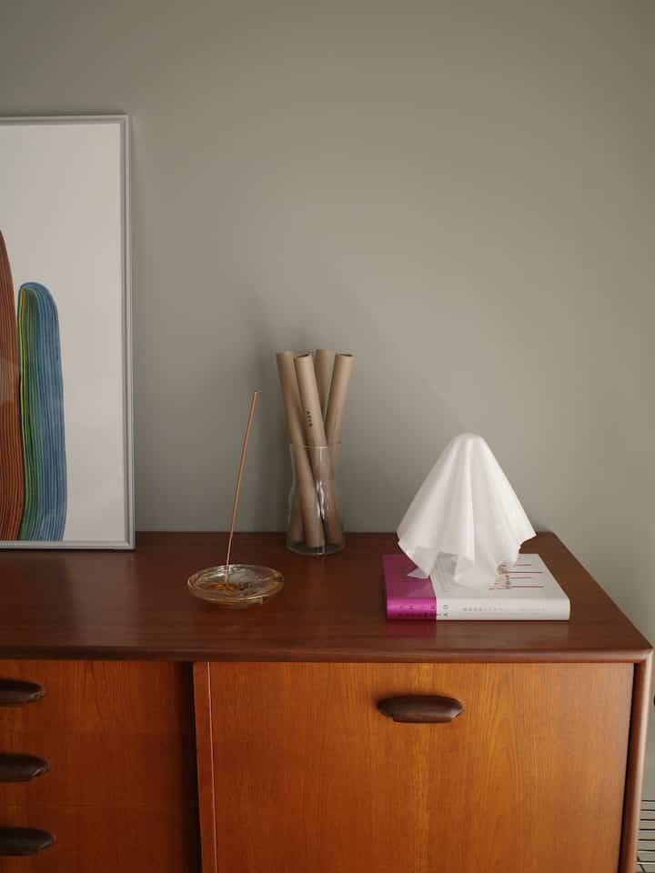 
Beberapa waktu lalu, saya menyambut "K-Series Mini" di rumah saya, sebuah mahakarya Shiro Kuramata, yang juga dikenal sebagai Obake-Q.

Musim panas lalu, saya pergi ke pameran desain Shiro Kuramata dan melihat Obake no Q-taro asli. Saya terpesona oleh bentuknya yang aneh dan kilaunya. Saya ingin membelinya, tetapi ketika melihat harga dan ukurannya, saya mengurungkan niat. Bahkan ketika melihat barang-barang bekas, banyak yang rusak, jadi saya memasukkannya ke dalam daftar keinginan, tetapi saya pikir akan sulit untuk mendapatkannya.

Yamagiwa menerbitkannya kembali dalam jumlah terbatas untuk merayakan pembukaan kembali toko online mereka, jadi saya langsung membelinya 😂

"Seri K" berukuran asli ini dikatakan telah direproduksi menggunakan teknik dan metode produksi yang sama seperti aslinya, untuk menciptakan kembali ukuran sapu tangan yang dipegang seniman dalam foto pada masa itu!

Bentuknya yang ringkas dengan Lebar 200 mm x Tinggi 190 mm, nirkabel, dan dapat diisi ulang, sehingga Anda dapat memindahkannya dan menikmatinya di berbagai lokasi!

#Kuramata Shiro #kseriesminilimited
#ObaQ #照明 #ポータブル照明
#Tongkat dupa #アポテーケ