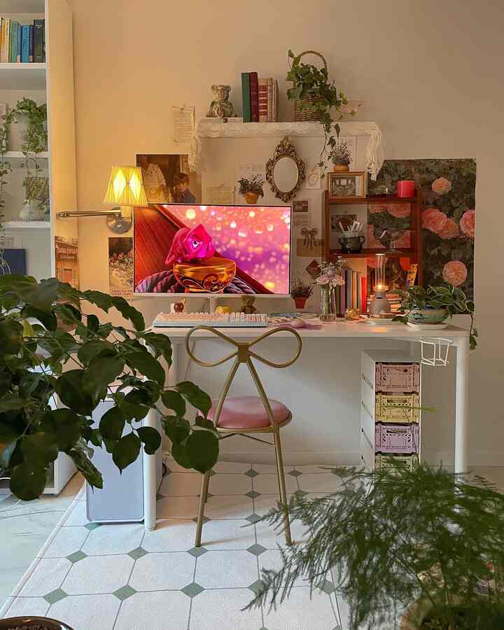 柔らかなゴールドとピンクのトーンのホームオフィス、植物と収納ボックスが調和した落ち着いた作業空間