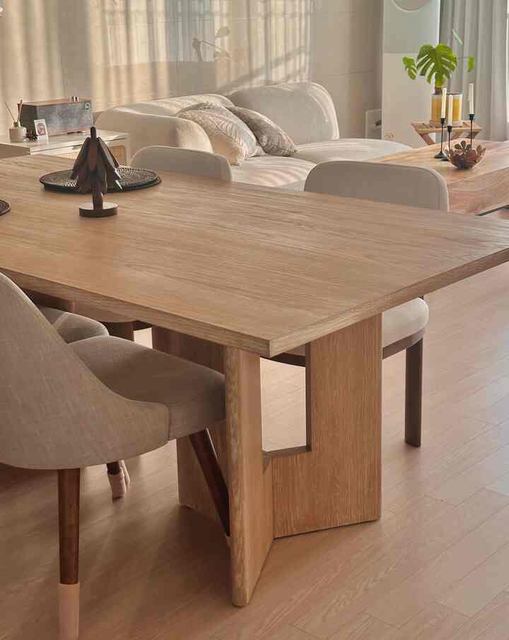 最初(?)公開月ホームテーブル🤎
家のナチュラルムードをつかむ中心軸
それはダイニングテーブルです。
テーブルの足の部分が這いながらもコジハン
本当に魅力的だと思うとすぐに惹かれました😆

私は奇妙に繊細で洗練された美しさよりも
薄暗い美しさにもっと惹かれるようです！

テーブルがバリの新婚旅行のとき 
ウブド市場で購入したラタンマットランもうまくいきました。 
ラタンマットをよく使う
ここでご飯を食べていると 
なんだかその時の思い出が新緑に浮かびますよ🥹🌿

皆さんも新行時に旅行先で買ってきた 
思い出のテンプレートはまだ書いています〜？

＃照明＃ラタンインテリア＃ダイニングテーブル＃ダイニングテーブル照明＃デザイン照明＃ナチュラルインテリアストエルム #コンスープ記録 