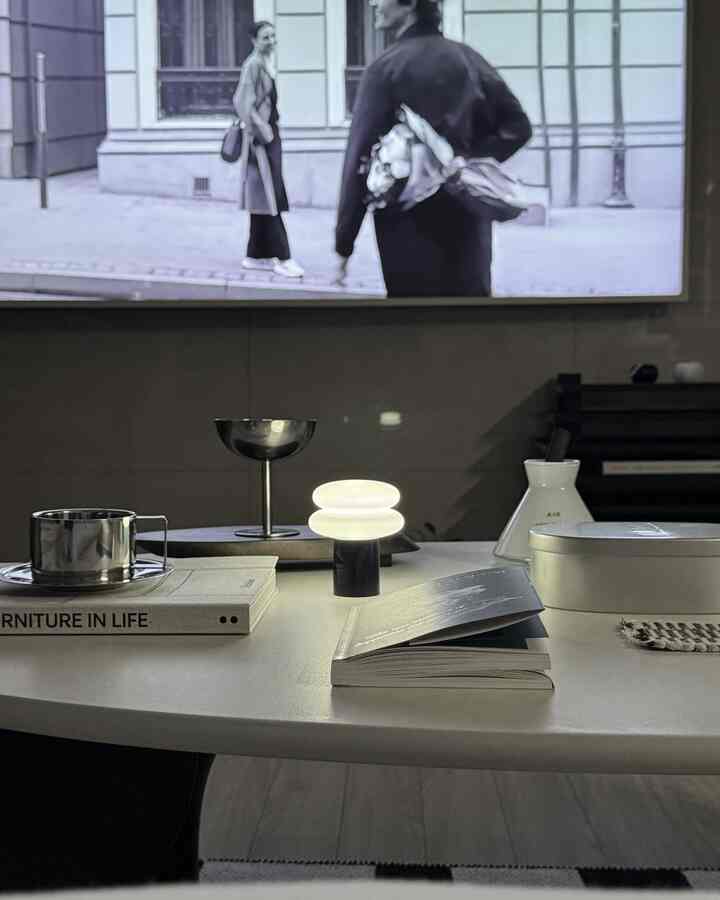 #広告

かわいい雪だるま状の照明が綺麗で所蔵していた 
日光電球のスノーマン🤍 

今回はベビースノーマン製品が出ました🫶🏻✨
ティーンケースを開いてみると可愛すぎて使い勝手が良くて
最近のスペースはあちこちで使用されています。

磁石のように貼り付けて使用することもでき、吊り下げたり  
デスクに置くことができるきれいなアイテム🩵
使用中のベビースノーマンはディープネイビーカラーです。
セージグリーンカラーもあります。

本日の家×日光電球単独製品として発売されて
今日の家でしか会えない製品です🫧

3月17日から30日まで今日の家高感度セレクトショップ 
バイナリショップでバイナリウィークが行われています🤍
割引率が良いので、これまで積み重ねたウィシステムに会いに
走ってみてください🏃🏻‍♀️
 
🗝️ SNOWMAN8 Portable
おめでとうございます
@binaryshop_official 

#今日の家イーリング＃ホームスターグラム＃ブラック＆ホワイトテーブル＃ブラック家具＃テーブル照明 