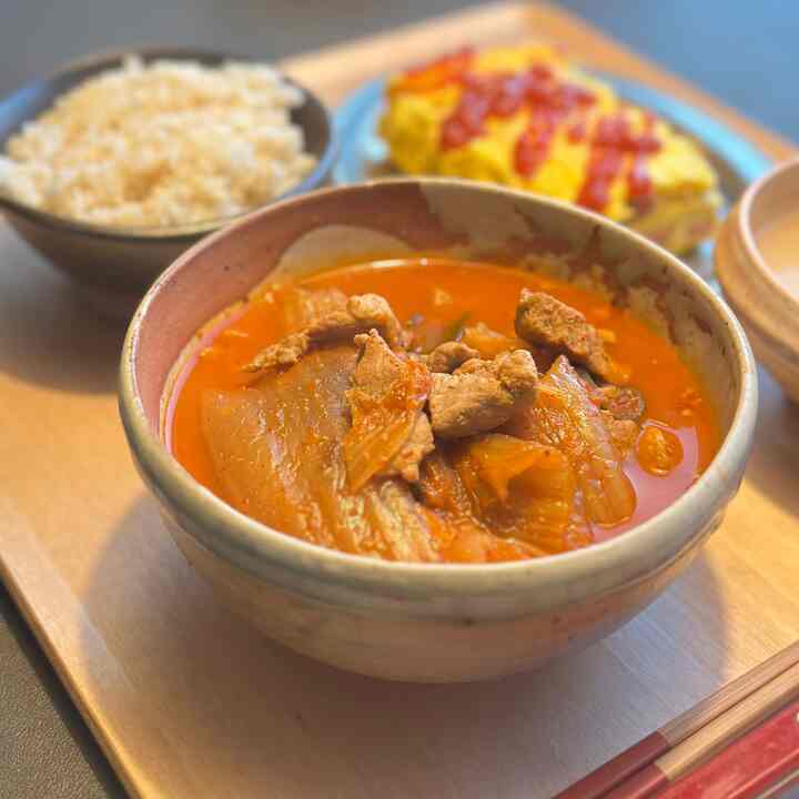 2年くらいの親戚集泊まったか！ 
豚肉を入れて知り合い久しぶりにキムチチゲ🙂
一時間沸騰したらスープの深さが、、、、🤦🏻‍♀️

@_gom_house_ #おにぎりスターグラム＃サリムサル＃家で最も忙しい＃私たちの家のテーブル＃今日のダイニングテーブル
 