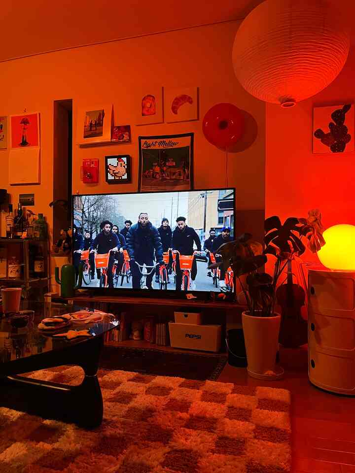 オレンジ空間🍊
IKEAのFADO🧡

#間接照明 #オレンジ色 #リビングインテリア #観葉植物 #オシャレなリビング #ミッドセンチュリーモダン 