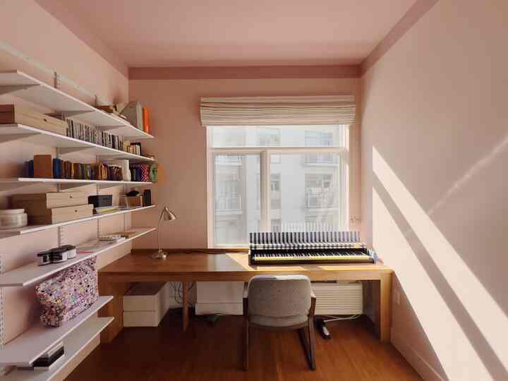 Multi purpose desk in the bedroom
#pink #postmodern #bedroom #piano #hometour