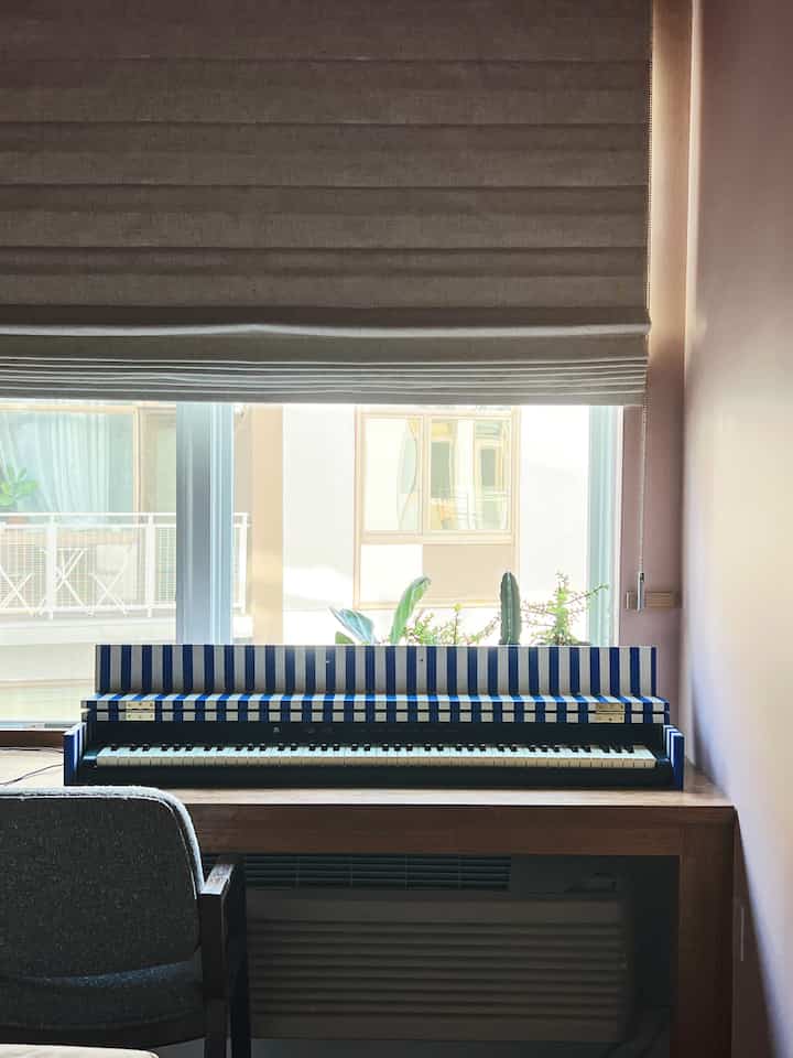 Music corner

#postmodern #music #piano #bedroom #hometour