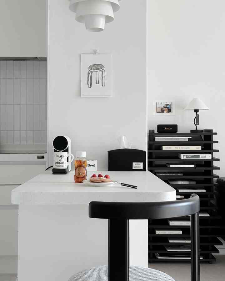 This is a chic yet soft tissue case that I received along with the felt basket from Marrons last time. It doesn't look cold because it has the fluffiness of felt. 

There are various colors and mini tissue sizes, so you can choose according to your taste. Doesn't the table look really neat? It's refreshing.🙌🏻 Highly recommended item. It's actually 8,000 won right now... 🥳 

And as a snack, 🥞 + 🧈 + 🍯 + 🍓 + 🥛 = ♥️ 

It's a taste that you just inhale. This time, I ate slowly.🥰

#Kitchen interior #주방꾸미기 #테이블소품 #티슈케이스 #티슈커버 #펠트티규케이스 #marrons #마롱즈 #인테리어소품 #소품인테리어 #홈카페 #메이트하우스 #메이트봄매화 #모닝커피머신 #봄매화