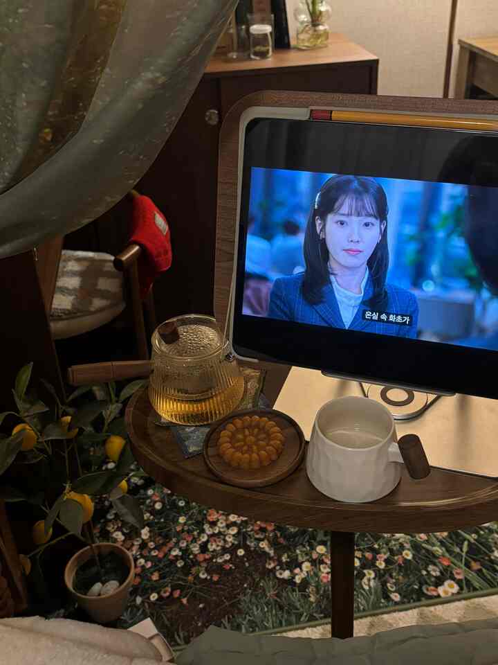 ブラウンの木目調とアイボリーの小物が調和した居心地の良いおうちカフェ空間、テーブルにはティーポットとクッキーが置かれている