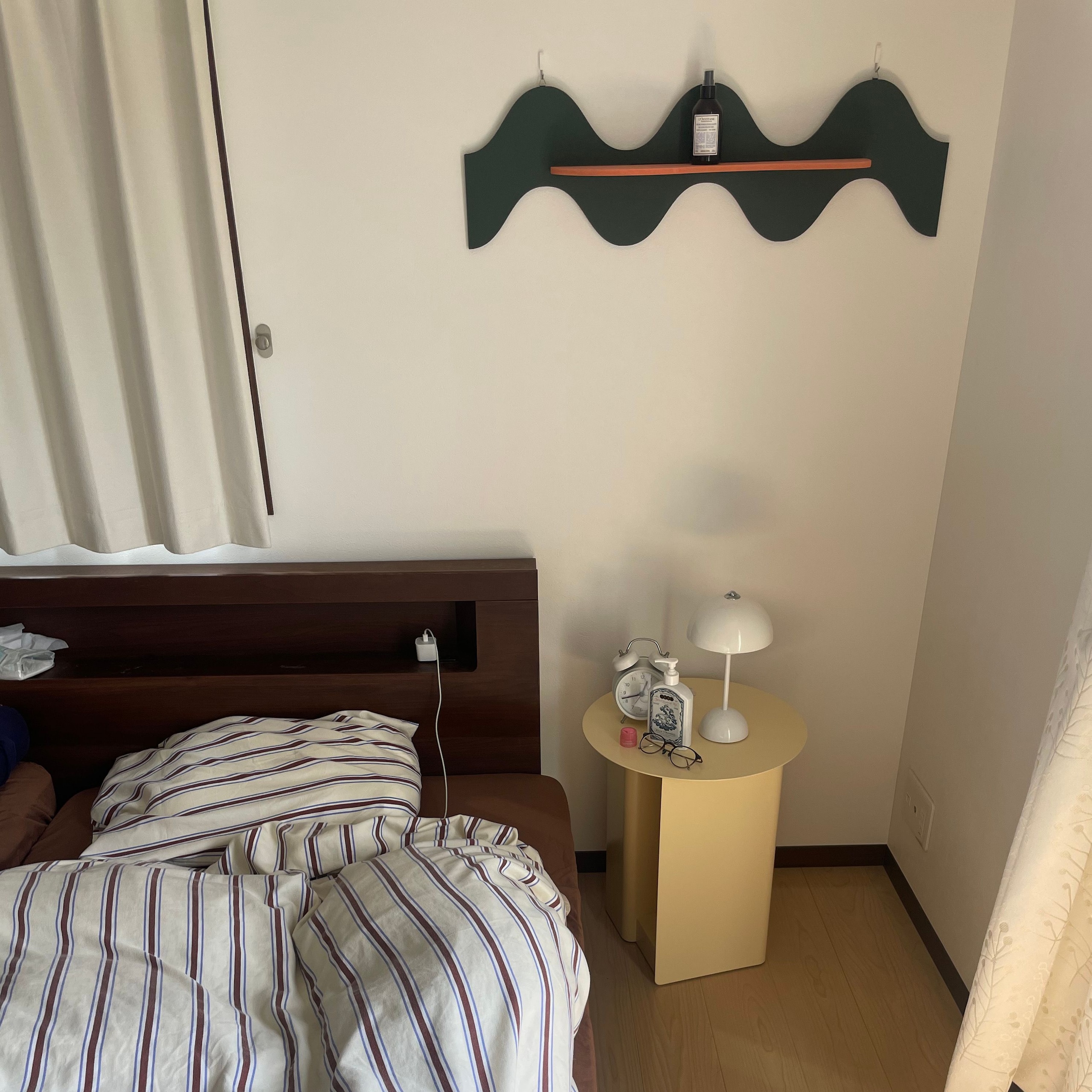 Round Side Table with Built-In Bookshelf user photo