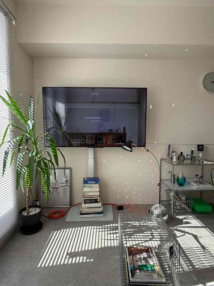 テレビスタンドの位置を少し上げたので若干スッキリしました。
本当はもっと上げたいのですが次はなかなか面倒な作業になるので一旦これで…

#リビングインテリア　#テレビスタンド　#観葉植物　#サイドテーブル  #モジュール家具　

